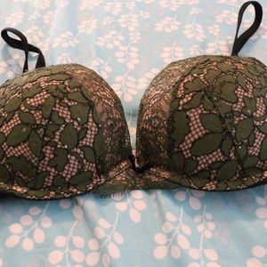 Green lace push-up bra